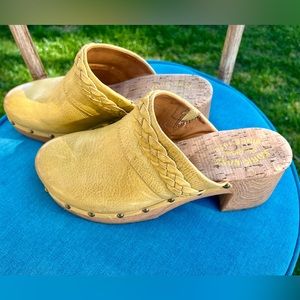 Kork-Ease (9) Womens Tilly Yellow Leather Slip On Clogs. Tried on indoor ONLY.